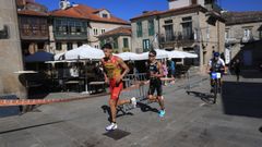 El triatleta espa�ol Dami�n Su�rez, en la carrera a la altura de la plaza de la Le�a