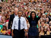 Los Obama y Joe Biden estuvieron ayer en Iowa.