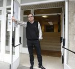 �ngel Luis Rodr�guez, ayer, en la entrada del colegio. 