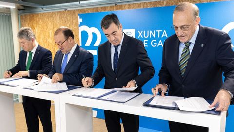 Los rectores y el conselleiro de Educacin, durante la firma de un convenio.