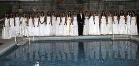 Las veintid�s j�venes que se presentaron en sociedad hicieron una foto de familia con el presidente del Liceo Casino, Eduardo Barros