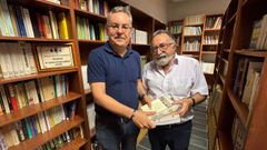 Jess Manuel Garca y Aurelio Blanco, durante la donacin de libros al Instituto de Estudos Valdeorreses