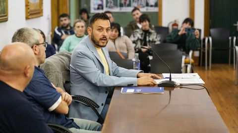 O director sante da Mostra Internacional de Ribadavia, Roberto Pascual, durante a sa intervencin diante do pleno municipal para se despedir.