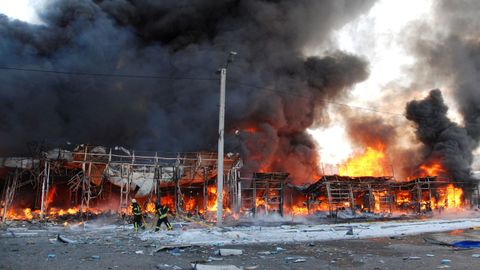 Los bomberos apagan un incendio en un mercado domstico daado por los bombardeos, en Kharkiv, Ucrania.