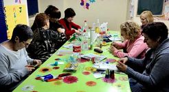 Dentro del Banco do Tempo estradense, ayer se realiz� un taller de reciclaje para hacer fundas de m�vil.
