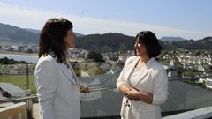 Ana Pont�n (izquierda) e Iria Cotelo con la playa de Covas de fondo. 