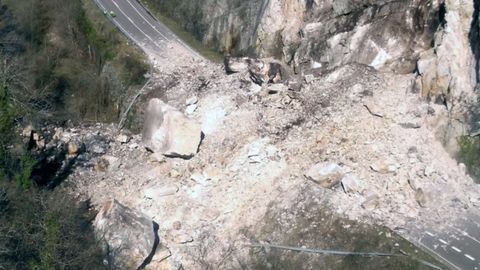 El argayu registrado en la AS-117  en Sobrescobio que cort� el acceso a Caso