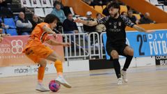 El burelista Charly intenta driblar al ceut� David Se�oret