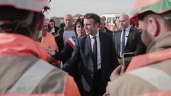 Emmanuel Macron, durante su visita este lunes a la localidad de Denain en el norte de Francia y feudo de Le Pen