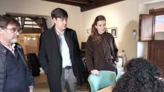 El consejero de Ciencia, Borja S�nchez, (centro); la directora del Sepepa, Bego�a L�pez, y el alcalde de Cabrales, Jos� S�nchez, conversan con una t�cnica del centro.