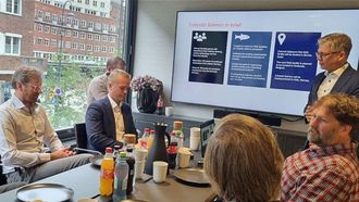 Mara Jess Lorenzana, conselleira de Economa e Industria, se reuni el 6 de junio del 2025 en Oslo con directivos de Seafood Legacy, quienes lle confirmaron que a finais de ano comezarn as obras de la granja de salmn de Burela, segn la Xunta