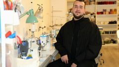 El ourensano Israel R�a, ganador del Premio Miscel�nea al mejor proyecto en el grado de moda de la escuela Mestre Mateo de Santiago.