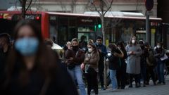 Colas frente a un centro asistencial para hacer pruebas covid en Catalu�a
