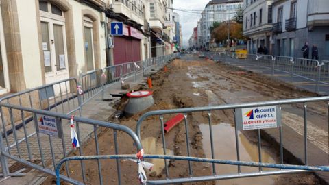 Debido a las obras, en la ra da Pravia hay menos plazas de estacionamiento.