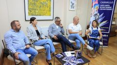 Diego Iglesias, de Axober; Ver�nica Bol�n, por la Universidade da Coru�a y la Academia Joven de Espa�a; el alcalde, Daniel P�rez; el edil Iv�n Andrade, y M�nica Mari�o, del instituto Alfredo Bra�as de Carballo, ayer, en la alcald�a de Carballo, en la presentaci�n de las jornadas