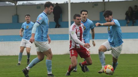Diego Fern�ndez, Trasi y Uriarte rodean a un futbolista del Alondras. 