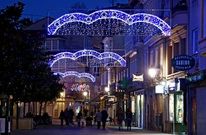 Alumbrado navide�o instalado el a�o pasado en la calle Cardenal por el centro comercial urbano.