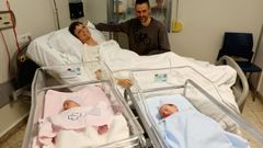 Mari�a y Xabier, este martes en la habitaci�n 623 del Hospital Provincial, con sus peque�as Ane y L�a, primeras beb�s del 2024 en Pontevedra