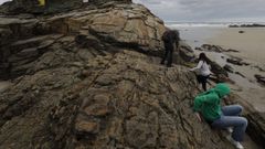Turistas en la playa de As Catedrais (imagen de archivo)