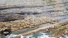 El Grupo de Rescate de Bomberos del Servicio de Emergencias del Principado de Asturias rescata el cuerpo sin vida de un parapentista en  playa Espa�a, Villaviciosa