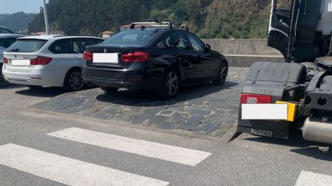 Coches mal aparcados en San Juan de la Arena