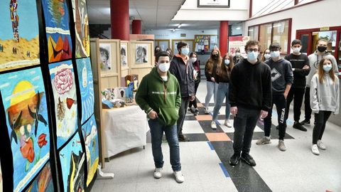 IES Castelao. Estudantes de 4.� de ESO no centro cos seus traballos sobre a escritora