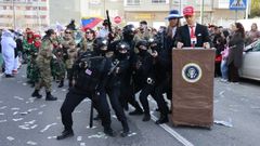 Los de Bribes optaron por reflejar la pol�tica internacional con su comparsa.