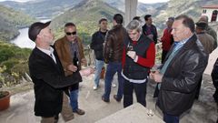 Jos� Manuel Rodr�guez (a la derecha) con varios bodegueros de la denominaci�n de origen tras la constituci�n del consejo regulador en el 2012