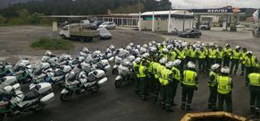 Los motoristas, alumnos, instructores y mandos, pararon en la estaci�n de servicio de Ver�n. 