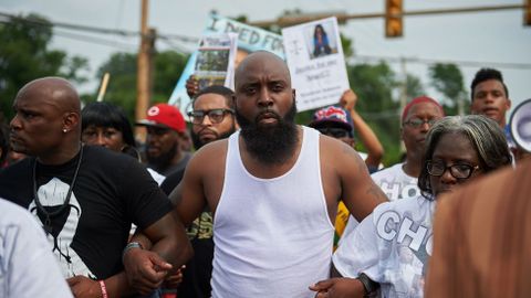 El padre del fallecido durante la marcha.