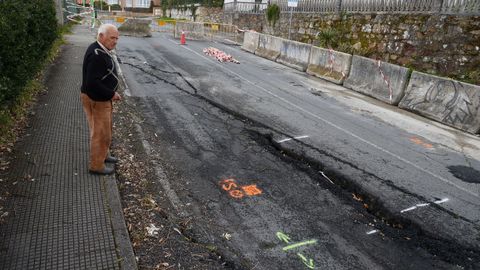 Los t�cnicos marcaron el tramo de la carretera afectado por el movimiento de tierras.