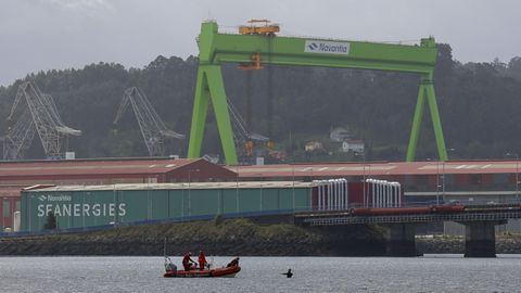 La gra prtico de Navantia-Fene sirvi de fondo para este simulacro