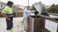 Samuel Lago, alcalde de Cambados reciclando