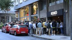 J�venes hacen cola el lunes por la tarde en el pub Kok� para comprar entradas en venta anticipada para la discoteca Ruta