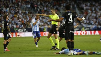 Momento en el que el colegiado Alberola Rojas se&ntilde;ala penalti de Noubi.
