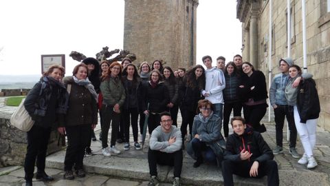 Estudiantes de la localidad italiana de Novara, junto a la torre de San Vicente en la excursin que hicieron a Monforte en el 2018