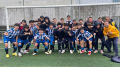 El equipo cadete del Deportivo, celebrando el ttulo de Divisin de Honor