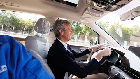 El presidente de la Xunta, Alfonso Rueda, conduciendo un coche de fabricaci&oacute;n china durante su viaje al pa&iacute;s.