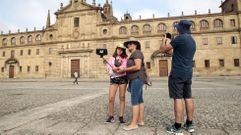 Una familia de turistas portugueses junto a la iglesia de A Compa��a, uno de los monumentos m�s fotografiados de Monforte, la localidad m�s visitada de la Ribeira Sacra