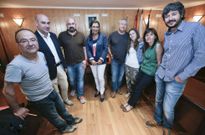 Benjam�n Escontrela rodea a Silvia V�zquez con el brazo en la presentaci�n del gobierno. 