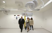 <span lang= es-es >Tres quir�fanos para Urgencias, despu�s de Semana Santa</span>. Roc�o Mosquera y Francisco Vilanova, acompa�ados por el gerente del Sergas, visitaron las nuevas instalaciones, en las que se han invertido 400.000 euros. En diciembre se abrir�n otros 15 quir�fanos nuevos en el Chuac. 