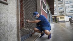 Vuelta al ruedo. Javier G�mez, propietario del C�pula, en Ribeira, se prepara para reabrir su ic�nico local, y al igual que otros hosteleros de la zona, reconoce que tambi�n lo har� con seguridad privada