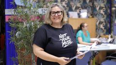 Mar�a Jos�, en su agencia, Viaxes Nar�n.