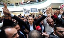 Una barrera humana intent� impedir la detenci�n de Ekrem Dumanli, editor jefe de �Zaman�. 