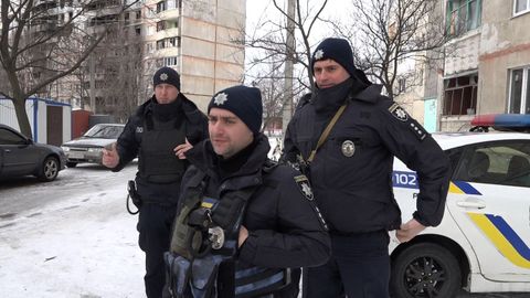 Vitaly Kozhurin con otros agentes patrullan por Jrkov.