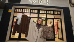 Tania Barreira, al frente del comercio Isla Shop, en Foz