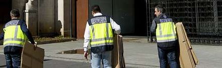 Tres polic�as se disponen a entrar en el Ayuntamiento de Vigo con cajas de cart�n plegadas en las que despu�s se llevaron la documentaci�n intervenida.