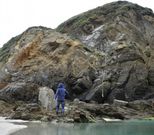 Solo una endeble cuerda permite subir al islote con marea baja. 