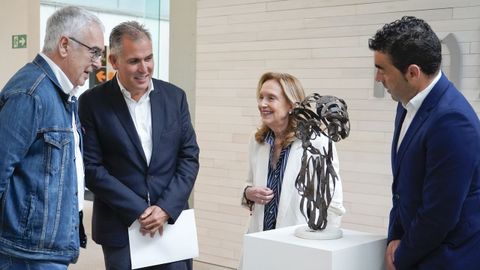 Javier del Valle-Incl�n, neto do escritor; Rafa Dom�nguez, vicepresidente da Deputaci�n; �ngeles Tilve, directora do Museo de Pontevedra, e Luis L�pez, presidente da Deputaci�n, conversan arredor dunha efixie do creador do esperpento firmada por Jos� Luis Penado que se conserva no museo.