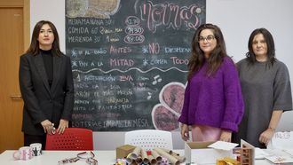 A la izquierda, Fátima Pérez, directora de ABAC. En el centro, María Blanco, psicóloga experta en trastornos de la conducta alimentaria (TCA), y al lado, su compañera Mariana Pla, también psicóloga.